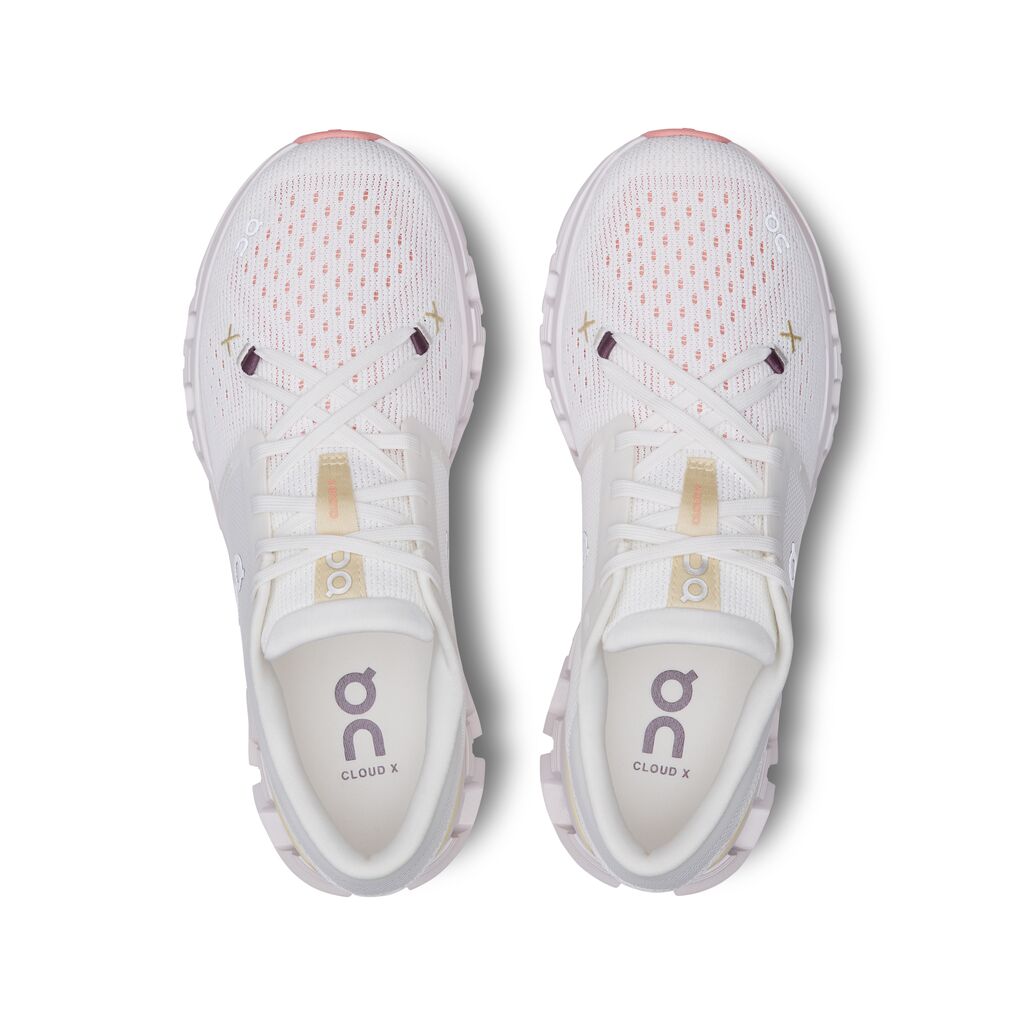 The lacing design in the On X4 is made to keep the foot secure while at the gym